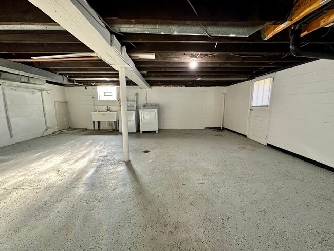 Building Photo - 208 Bridge St