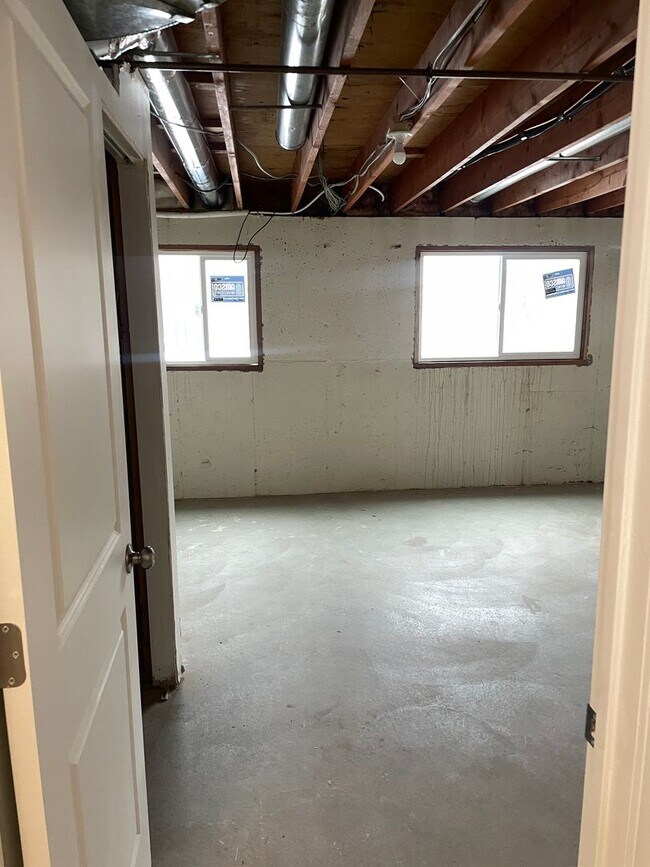Building Photo - 3 bedroom, 1 bath unit. Newly Remodeled.