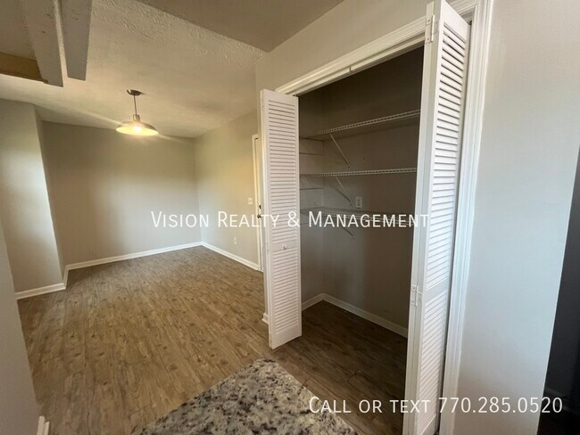 Building Photo - 5842 Oak Ct