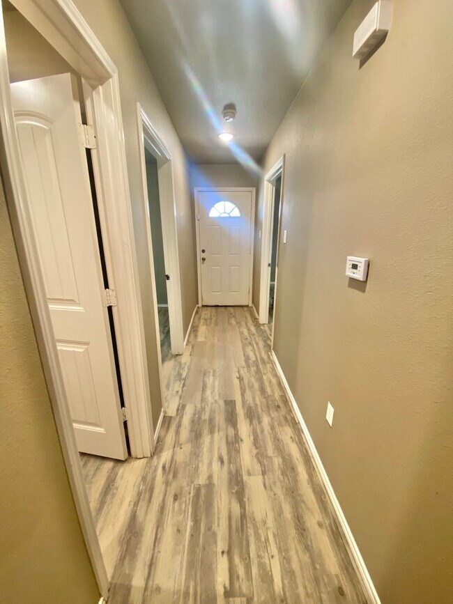 Building Photo - 3 bed and 2 bath available near Estacado H...
