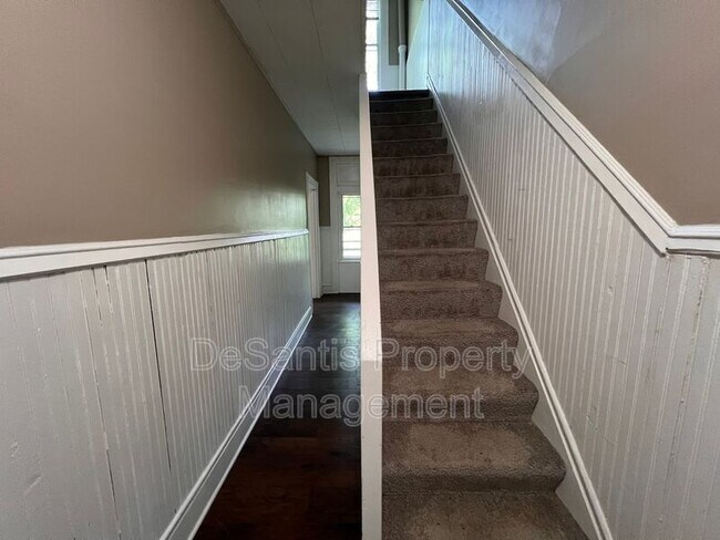 Building Photo - 1104 Brabec St