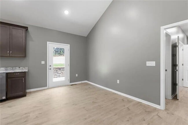 Building Photo - 135 Cedar Ct