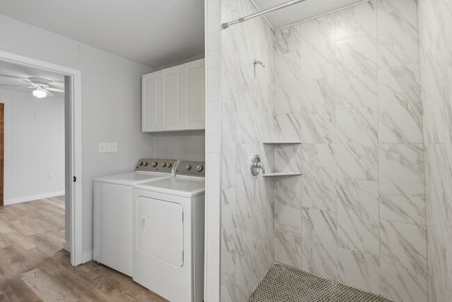 Building Photo - 9481 Lake Forest Cir