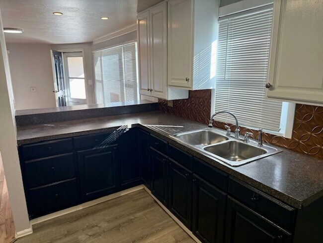 Building Photo - Remodeled 2-Bedroom