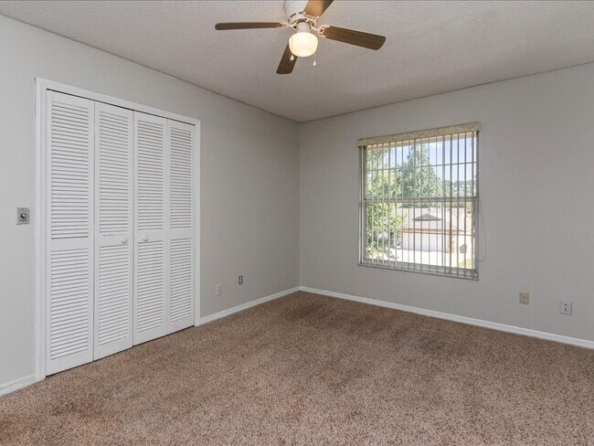 Building Photo - Single Family Pool Home Excellent Location