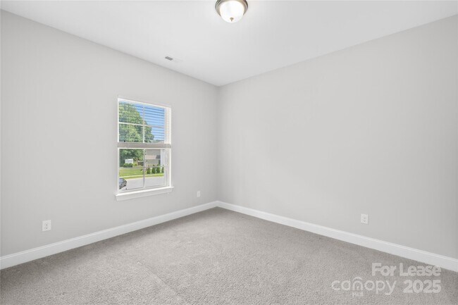 Building Photo - 2136 Laurens Dr