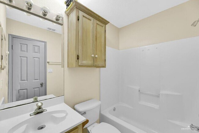 Building Photo - 610 N Broadway St