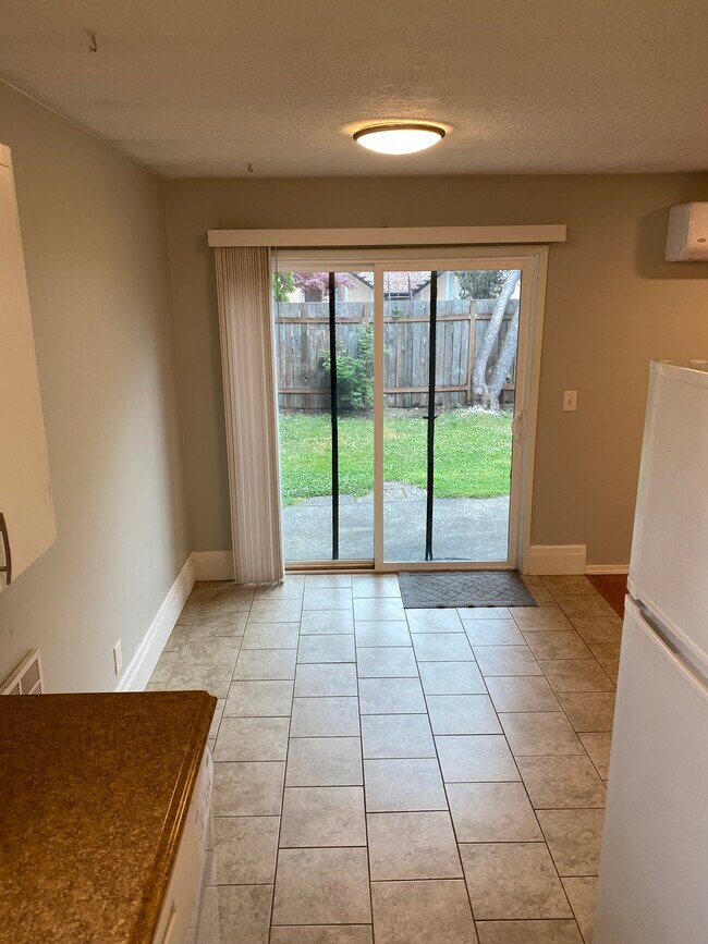 Building Photo - 749 NE 20th Pl