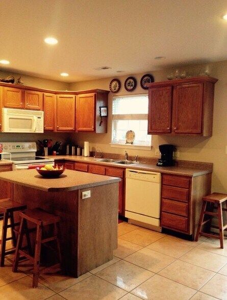 Building Photo - 4002 Sweetwater Dr