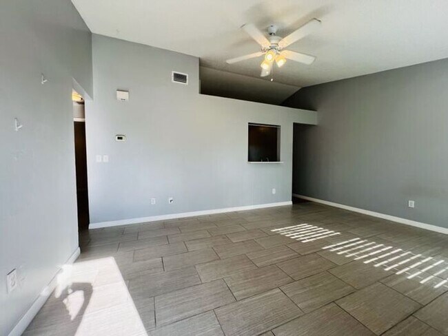 Building Photo - 2 Bedroom UCF Duplex