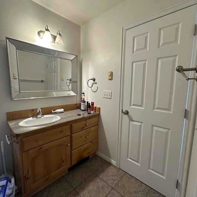 Building Photo - 3 Bedroom Victor Townhouse - Furnished