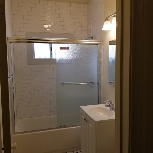 Building Photo - 1014 Newport Ave