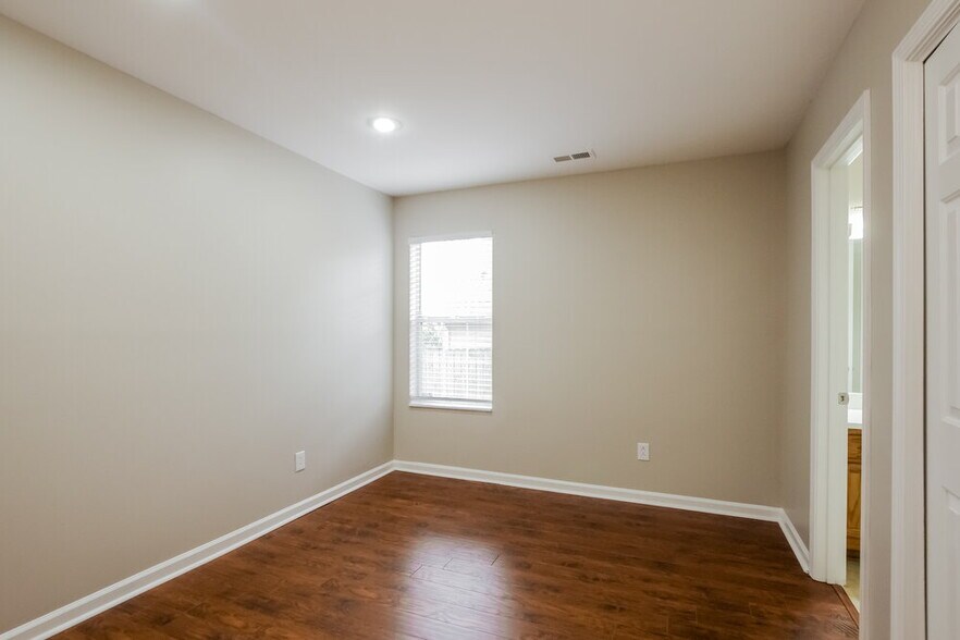 Building Photo - 7434 Crestside Ln