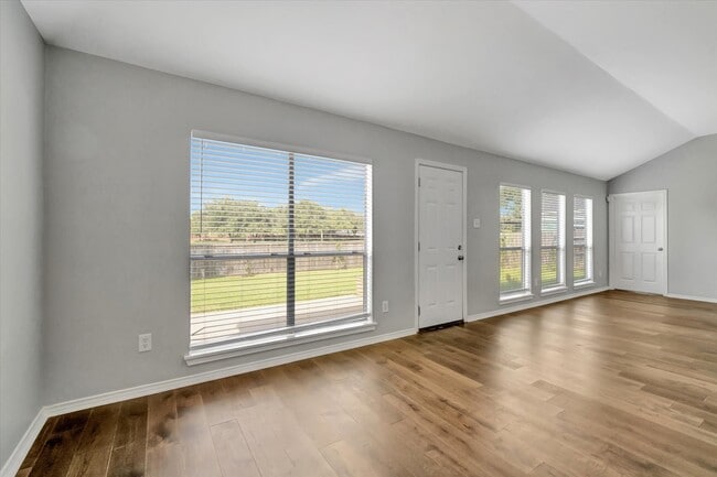 Building Photo - 3915 Summerfield Dr