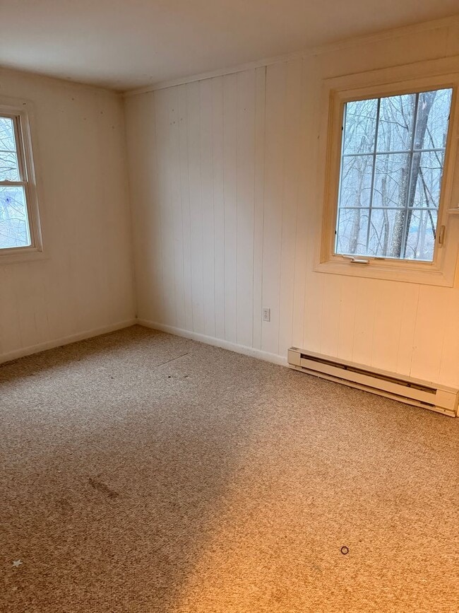 Building Photo - Downtown Kittery, walking distance to the Portsmouth Naval Shipyard!