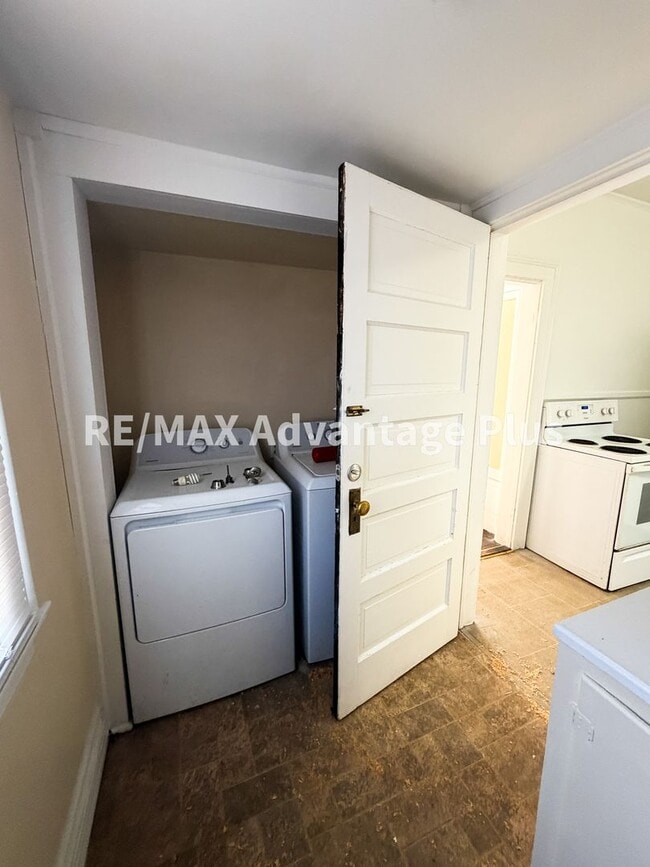 Building Photo - 106 Grove St