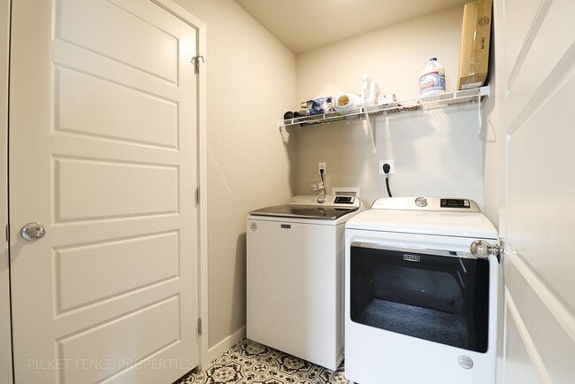 Building Photo - New Townhome in Downtown Johnstown