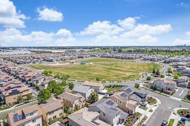Building Photo - Resort-Style Living in Natomas Meadows | 4BD + Clubhouse & Pools SEE VIDEO