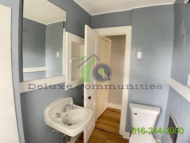 Building Photo - 1 Bed, 1 Bath Upstairs Unit - Move in Ready!