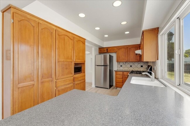 Building Photo - Four Bedroom in Oak Hill Oaks