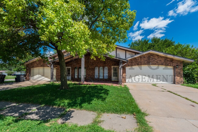 Primary Photo - 2202 S White Oak Dr