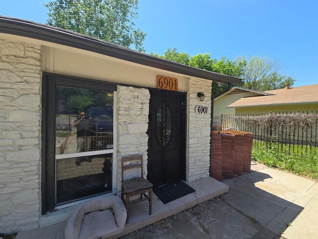 Building Photo - 6901 Aries Ln