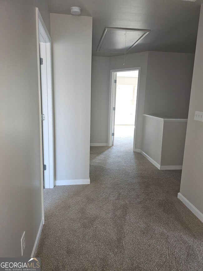 Building Photo - 102 Daisy Cir