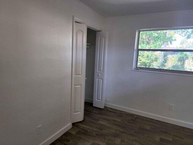 Building Photo - 117 SW 7th Ave