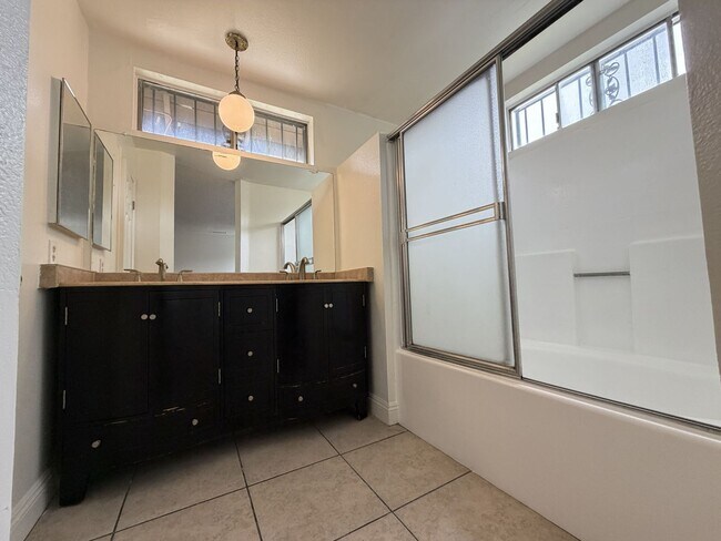 Building Photo - 560 S Quince Ave