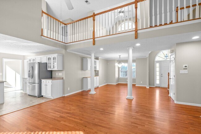 Building Photo - Pet Friendly Three Bedroom with Bonus!