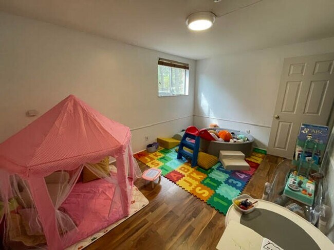 Building Photo - 3840 E 10th St