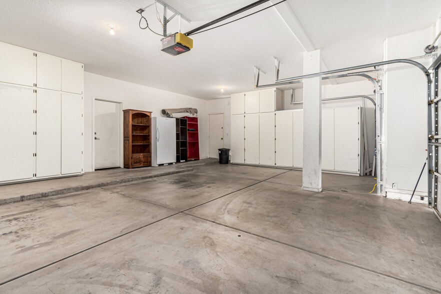 Building Photo - 6804 W Lone Cactus Dr