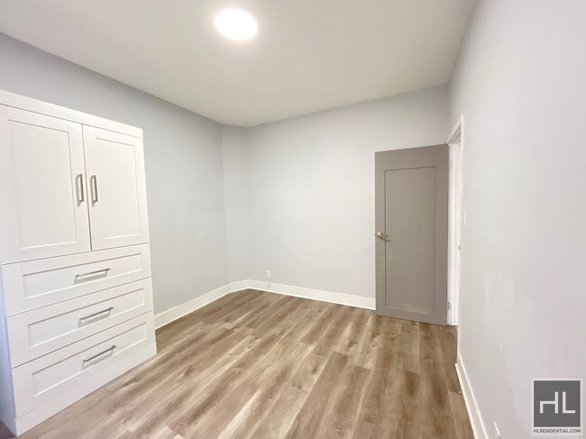 Building Photo - Spacious & Updated 1 bed 1 bath I Hamilton...