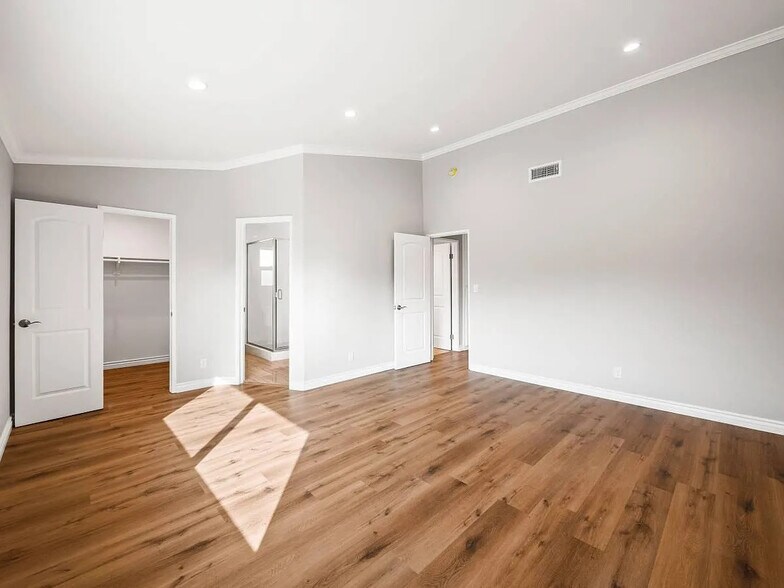 Building Photo - 23000 Vose St