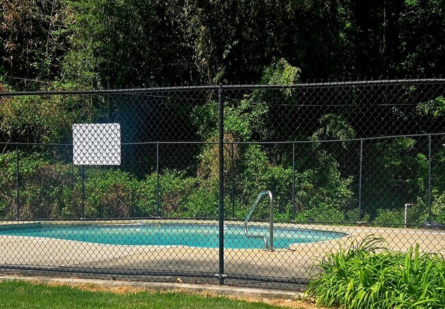 Building Photo - Charming Sunset Hills Condo