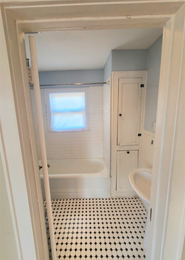 Building Photo - 1827 Fourcade St