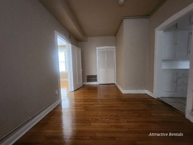 Building Photo - 1158 S Mason Ave