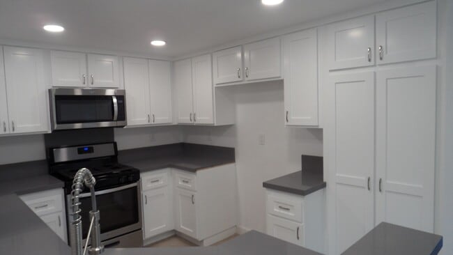 Building Photo - End-Unit 3BR 2.5BA Townhome w/ 2 Car Attached Garage