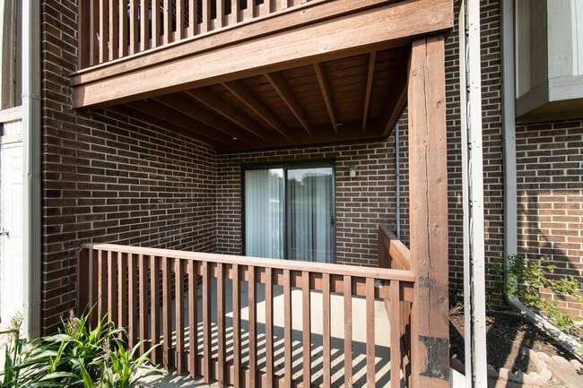 Building Photo - 800 Brook Dr