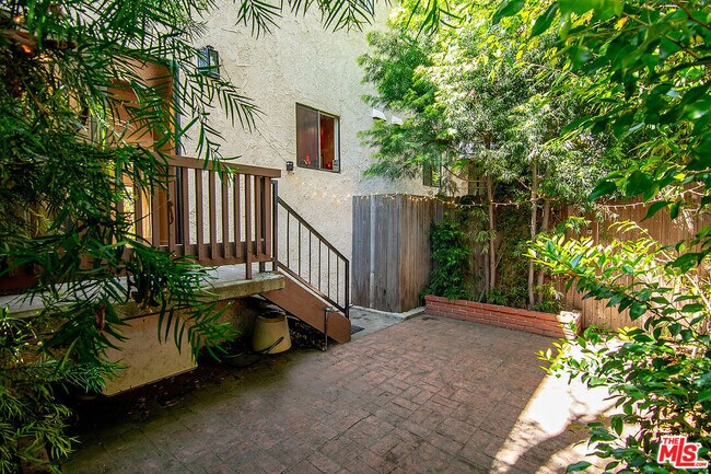 Building Photo - 2216 S Bentley Ave