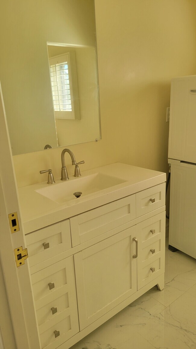 Building Photo - 3901 Stonebridge Ln