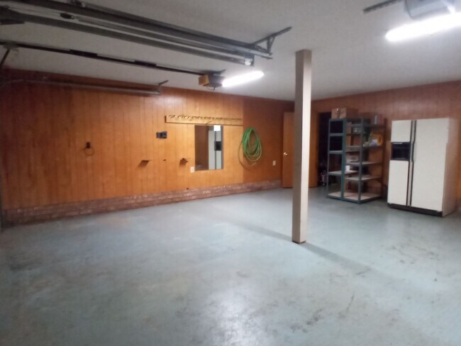 Building Photo - 350 Katydid St