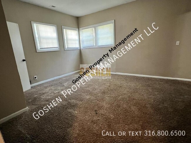 Building Photo - Spacious 4 Bedroom 1 Bathroom Gem