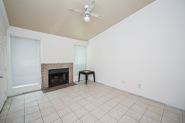 Building Photo - 3900 Woodchase Dr