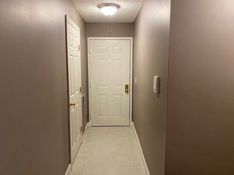 Building Photo - 6729 Meadow Creek Dr