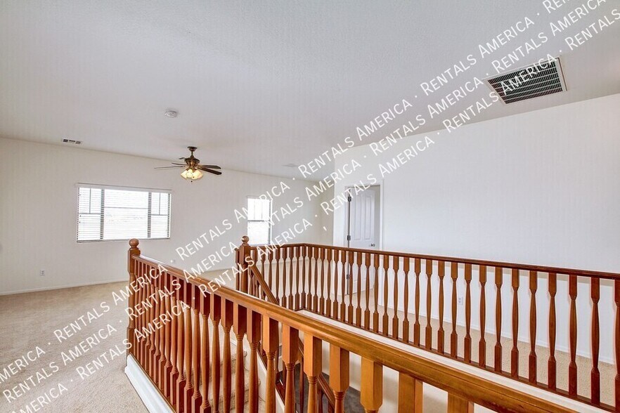 Building Photo - 935 E Blue Spruce Ln