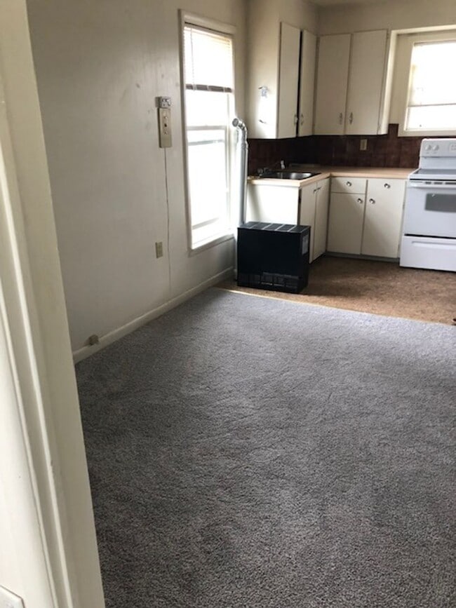 Building Photo - 27 8th Ave W