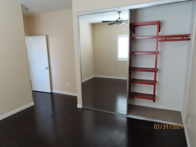 Building Photo - Two Bedroom 2.5 bath Townhome in South Par...