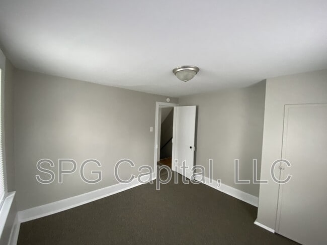 Building Photo - 325 Valley St