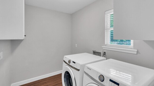 Building Photo - Prime Location! Fully Remodeled Home in th...